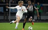 Le milieu de terrain du Paris Saint-Germain, Xavi Simons (g.), et le défenseur du Sco d'Angers, Souleyman Doumbia (d.), lors du match de L1 entre Angers et le PSG, à Angers, le 20 avril 2022