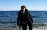L'artiste chinois Ai Weiwei près de Mytilène, sur l'île grecque de Lesbos le 1er janvier 2016
