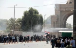 Les forces de sécurité irakiennes utilisent des canons à eaux pour empêcher les manifestants de pénétrer dans la zone verte à Bagdad, le 30 juillet 2022