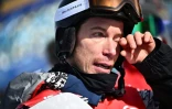 L'Américain Shaun White, en pleurs après son dernier run en finale du half-pipe aux Jeux olympiques de Pékin, le 11 février 2022 à Zhangjiakou