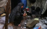 Nihaya Al-Masri, une Palestinienne déplacée qui vit avec ses huit enfants sous une tente à Khan Younès, dans le sud du territoire palestinien, le 6 octobre 2026 

 