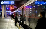 Des voyageurs embarquent à bord du train Nightjet Paris-Vienne, le 13 décembre 2021 à la gare centrale de Vienne