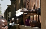Des Centrafricains se pressent le 25 décembre 2015 dans les centres électoraux à Bangui pour récupérer leurs cartes