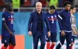 Le sélectionneur français Didier Deschamps au milieu de ses joueurs après l'élimination en 8e de finale de l'Euro contre la Suisse le 28 juin 2021 à Bucarest