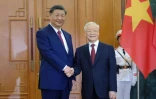 Le président chinois Xi Jinping (g) et le chef du parti communiste vietnamien Nguyen Phu Trong, le 12 décembre 2023 à Hanoï