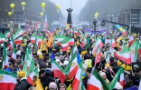 Des milliers d'opposants iraniens réclament la chute de la République islamique lors d'une manifestation, le 7 février 2026 à Berlin