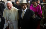 Le pape François (g) et le président ougandais Yoweri Museveni, le 27 novembre 2015 à Entebbe