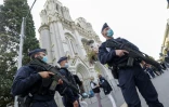 Des policiers sécurisent la basilique Notre-Dame à Nice après l'attentat, le 29 octobre 2020 