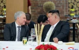 Photographie du 26 avril 2026 réalisée par l'agence nationale de presse officielle KCNA et diffusée le 27 avril 2026 d'une rencontre entre le dirigeant nord-coréen Kim Jong Un, à droite et le président de la Douma russe Viatcheslav Volodine, à gauche, lors d'un dîner à Pyongyang, en Corée du Nord