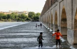 Le pont historique Si-o-Se Pol, le long de la rivière Zayandeh-roud, à Ispahan dans le centre de l'Iran, le 15 mai 2022
