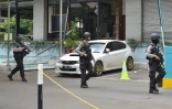 Des policiers indonésiens devant le café Starbucks détruit lors des attentats à Jakarta, le 14 janvier 2016
