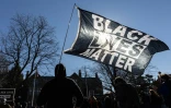 Un drapeau "Black Lives Matter" lors d'un rassemblement à St. Paul, le 6 mars 2021 dans le Minnesota