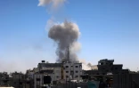 Un nuage de fumée s'élève d'une zone ciblée par des bombardements israéliens dans le quartier de Choujaïya, dans la ville de Gaza, le 3 juillet 2024