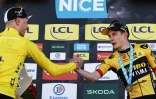 Les deux grands favoris du Tour de France, le Slovène Tadej Pogacar (G) et le Danois Jonas Vingegaard (D), sur le podium du dernier Paris-Nice, le 12 mars 2023 à Nice