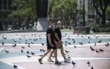 Passants sur la Place de Catalogne, dans le centre de Barcelone, le 18 juillet 2020