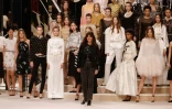 La directrice artistique de Chanel Virginie Viard salue les invité après le défilé Métiers d'art à Paris, le 4 décembre 2019
