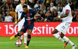 L'attaquant du PSG Neymar (g) buteur lors de la victoire face à Caen 3-0 au Parc des Princes le 12 août 2018
