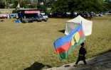 Un enfant porte un drapeau indépendantiste calédonien lors d'un meeting du FLNKS à Nouméa, le 30 octobre 2018
