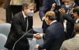 Le secrétaire d'Etat américain Antony Blinken serre la main du président vietnamien Nguyen Xuan Phuc dans la salle du Conseil de sécurité de l'ONU, le 23 septembre 2021 à New York.