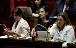 (g-d) Les co-rapporteures Nathalie Colin-Oesterle (Horizons), Marianne Maximi (LFI) et Perrine Goulet (Les Démocrates) assistent à l'examen du projet de loi relatif à la protection des mineurs à l'Assemblée nationale, le 15 juillet 2026 à Paris 
