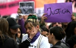 Des proches des trois jeunes femmes assassinées participent à une marche pour la justice à Buenos Aires, le 27 septembre 2025