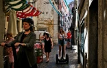 Des touristes circulent avec des Segways dans les ruelles du quartier Alfama de Lisbonne, le 29 juin 2016