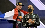 Lewis Hamilton (à droite) doublé par le pilote de Red Bull Max Verstappen lors du dernier Grand Prix de la saison à Yas Marina, le 12 décembre 2021