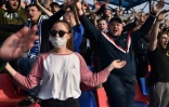 Les supporters du Dinamo Minsk en liesse après un but contre le FC Minsk, lors du derby de la capitale comptant pour le championnat bélarusse, le 28 mars 2020