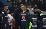 L'entraîneur du PSG Thomas Tuchel (c) parle à ses joueurs lors du match contre l'OM, au Parc des Princes, le 17 mars 2019 