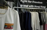 Des t-shirts de la marque Chickeeduck dans un magasin, le 13 avril 2021 à Hong Kong