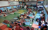 Des rescapés des crues soudaines se reposent dans un centre d'accueil à Devighat, dans le district de Nuwakot, le 6 septembre 2026 au Népal