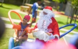 Le Port : le père Noël fait une escale à la piscine