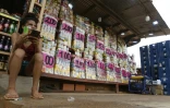 Des prix affichés en grammes d'or dans un magasin de la ville mnière d'El Dorado, dans l'Etat de Bolivar, le 24 mai 2025 au Venezuela