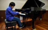 Le pianiste japonais Nobuyuki Tsujii, aveugle de naissance, dans un studio de Tokyo le 28 septembre 2017