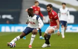 Le Français Tanguy Ndombele, à gauche avec les couleurs de Tottenham, lors du match entre les Hotspurs et Manchester United le 11 avril 2021 à Londres 