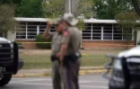 Des policiers de l'Etat du Texas se tiennent à l'extérieur de l'école primaire Robb, à Uvalde, après la fusillade le 24 mai 2022 ( AFP / allison dinner )