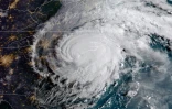 Cette image satellite NOAA/RAMMB prise à midi GMT le 14 septembre 2018 montre l'ouragan Florence toucher terre sur la côte Est américaine 