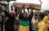Des soutiens de l'ANC, parti au pouvoir, portent une parodie de cercueil pour célébrer la condamnation de deux fermiers accusés d'avoir tenté d'enfermer un homme noir et d'avoir menacé de le brûler, à Middelburg, le 27 octobre 2017