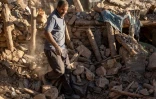 Les forces armées marocaines recherchent dans les débris des habitations détruites dans le séisme dans le village de Tafeghaghte, à l'ouest de Marrakech, le 9 septembre 2023