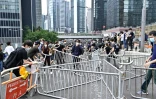 Les manifestants utilisent des barrières métalliques pour monter des barricades, le 12 juin 2019 à Hong Kong