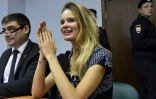 Veronika Nikoulchina, membre du groupe contestataire russe Pussy Riot, lors d'une audience judiciaire à Moscou le 23 juillet 2018, après 15 jours de détention suite à une intrusion sur le terrain durant la finale de la Coupe du Monde de football