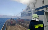 Un pompier à bord du ferry italien Olympia, en feu au large de la Grèce, le 18 février 2022. Photo distribuée par le service des pompiers grecs.