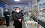 Le dirigeant nord-coréen Kim Jong Un visite une pharmacie à Pyongyang, le 15 mai 2022