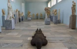 La sculpture "Shift II" de l'artiste britannique Antony Gormley exposée au musée de l'îlot de Délos, le 3 mai 2019 en Grèce