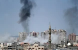 Photo prise le 29 mai 2018 depuis Gaza montrant de la fumée s'élevant au dessus de la ville après une frappe israélienne sur l'enclave palestinienne