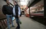 Olena Khokhlova et son mari Dmytro, clients au marché de Boutcha, Ukraine, le 22 mars 2022