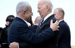 Le Premier ministre israélien Benjamin Netanyahu (g) salue le président américain Joe Biden à son arrivée à l'aéroport Ben Gourion de Tel Aviv, le 18 octobre 2023