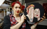 L'artiste allemande Jess de Wahls dans son atelier de broderie, à Londres, le 8 mars 2019