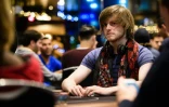 Le joueur de poker britannique Charlie Caroll lors d'un tournoi au casino Grosvenor Victoria à Londres, le 26 novembre 2015