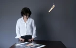 La cinéaste iranienne Sepideh Farsi regarde un portrait de la photographe palestinienne Fatima Hassouna, à son domicile à Paris, le 5 mai 2025